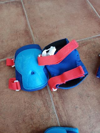 Casco y protecciones patinaje niño