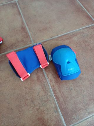 Casco y protecciones patinaje niño