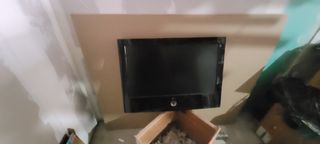 TV LG 22" roja y negra
