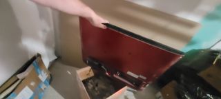 TV LG 22" roja y negra