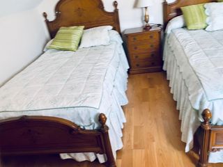 2 camas gemelas + mesilla madera
