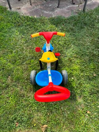 Triciclo infantil con barra de empuje