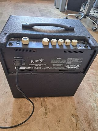 Bajo Hofner Shorty + Amplificador Rumble LT25