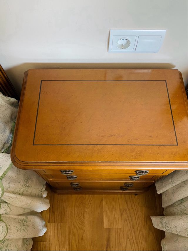 2 camas gemelas + mesilla madera clásicos