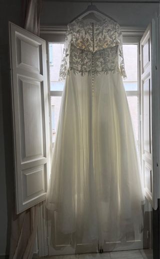 Elegante vestido de novia corte princesa con velo 