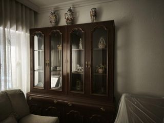 Mueble vitrina clásico madera