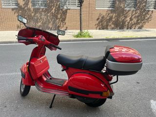 Vespa 200cc roja - 200E (1981)