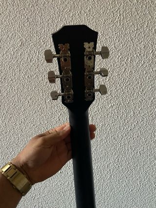 Guitarra acústica negra