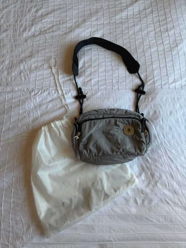 Bolso bandolera gris plateado de Bimba y Lola