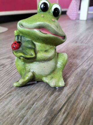 Statuetta rana con coccinella