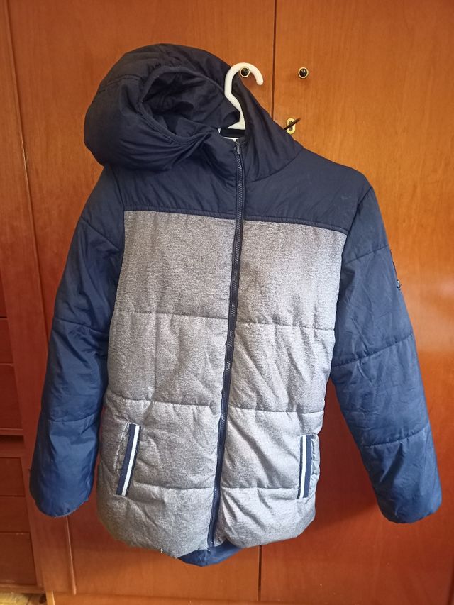 Abrigo acolchado azul y gris