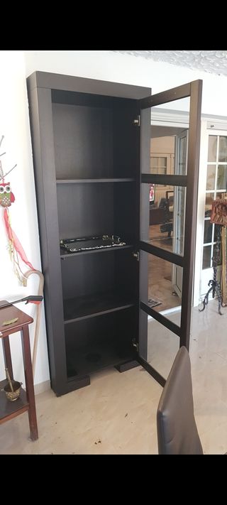 Estantería negra con puertas de cristal