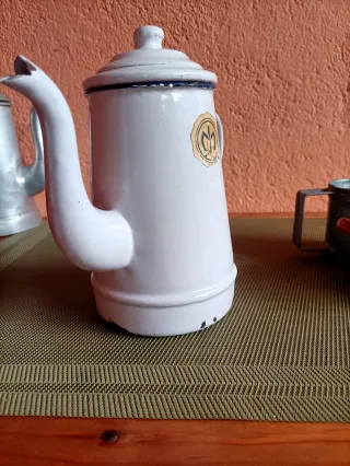 Caffettiere e pentole in alluminio e smalto