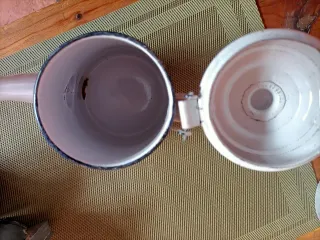 Caffettiere e pentole in alluminio e smalto