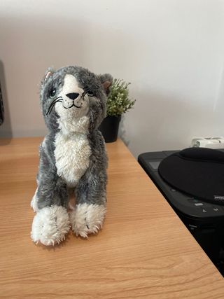 Gato de peluche gris