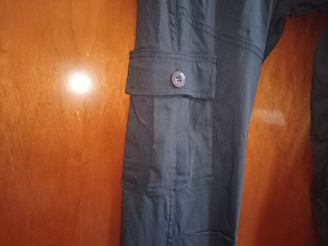 Pantalones cargo grises hombre