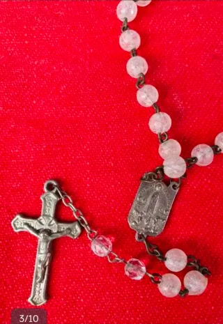 Lote 24 medallas religiosas antiguas y 2 rosarios