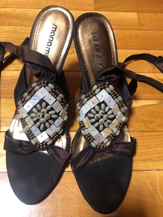 Sandalias marrones ocre con piedras