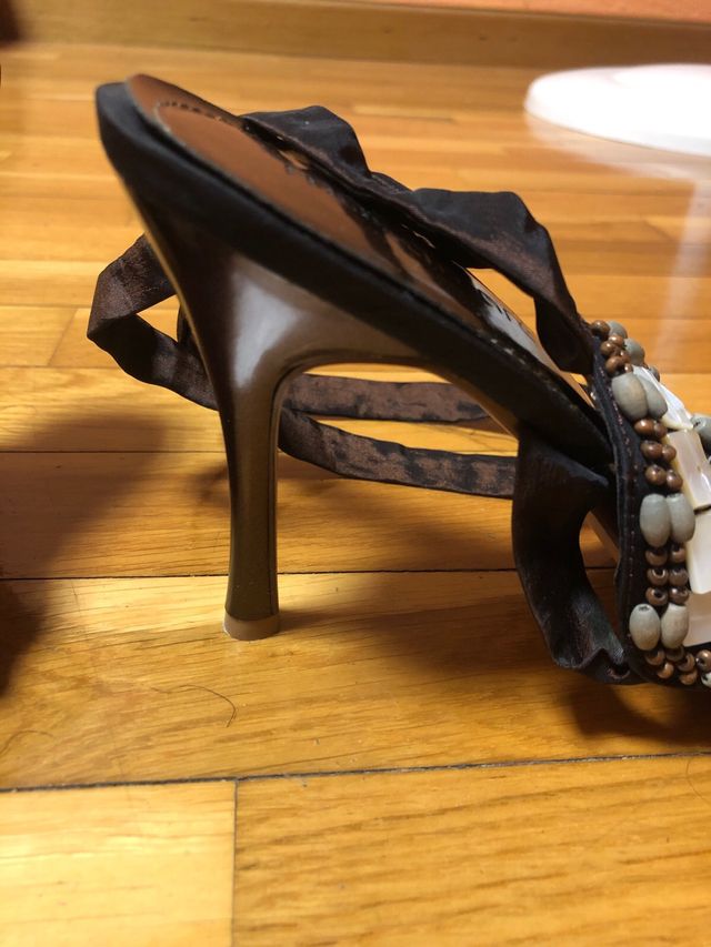 Sandalias marrones ocre con piedras