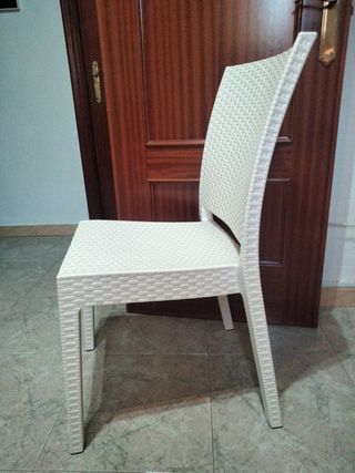 Silla blanca mimbre plástico