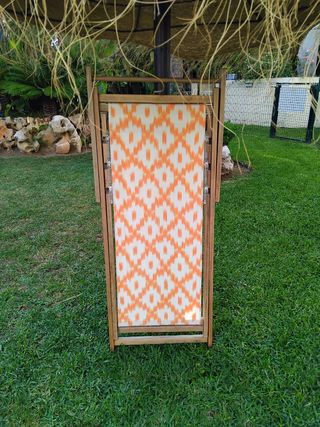 Pareja de tumbonas de madera.