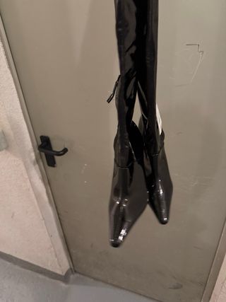Botas altas negras efecto charol