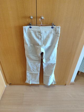 Pantalón tipo traje beige elástico