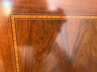 Mueble con vitrinas de madera maciza y mármol.