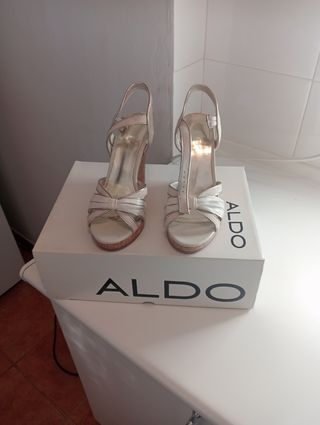 Sandalias cuña Aldo blancas