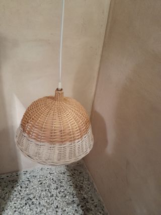 Lámpara mimbre beige y blanco