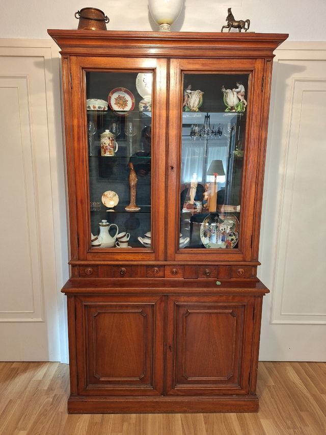 Vitrina antigua de madera Vilafranca del Penedés