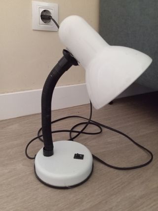 Lámpara flexo blanca.