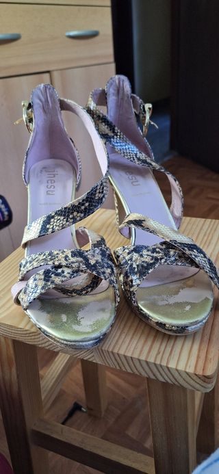 Tacones Chiesi beige y dorado (animal print).