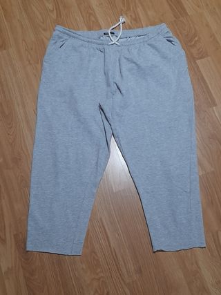 Pantalones deportivos grises.
