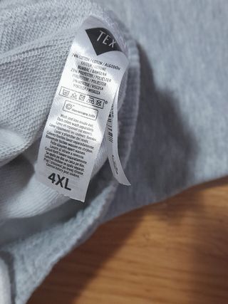 Pantalones deportivos grises.
