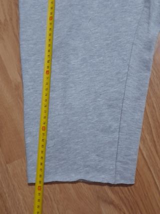 Pantalones deportivos grises.
