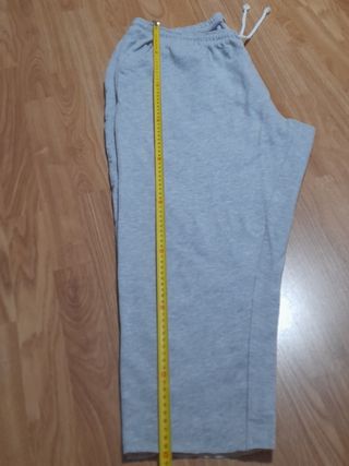 Pantalones deportivos grises.
