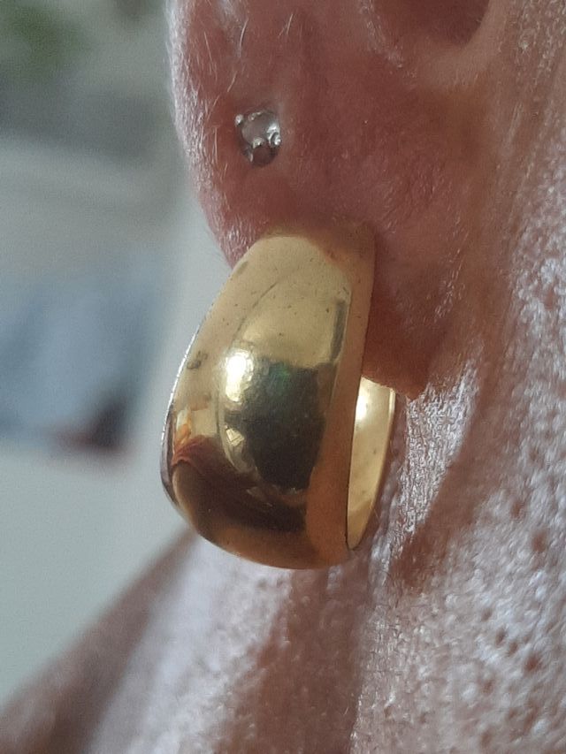 Orecchini dorati con farfallina