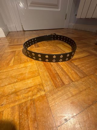 Cinturon negro con remaches