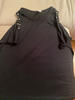 Maglia nera scollo rotondo e perline