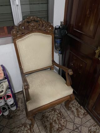 Butaca de madera estilo antiguo