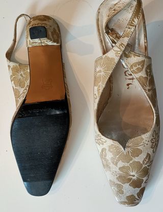 Sandalias decoradas de tacon y bolso a juego beige