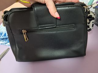 Bolso negro efecto piel serpiente