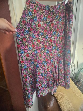 Falda midi flores Mango