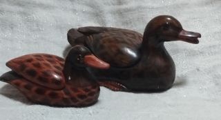 Dos figuras de cerámica lacada con tapa.