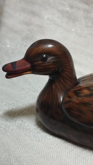 Dos figuras de cerámica lacada con tapa.