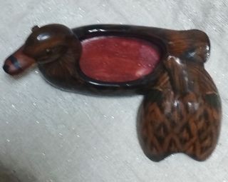 Dos figuras de cerámica lacada con tapa.