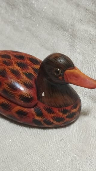 Dos figuras de cerámica lacada con tapa.