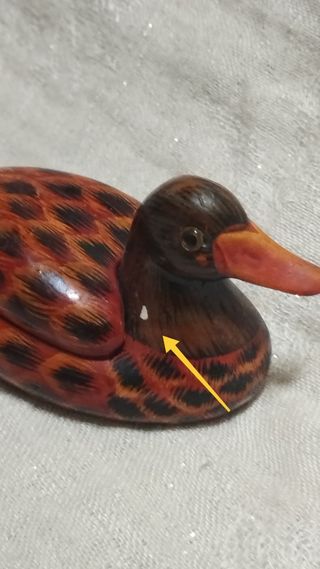 Dos figuras de cerámica lacada con tapa.