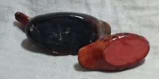 Dos figuras de cerámica lacada con tapa.